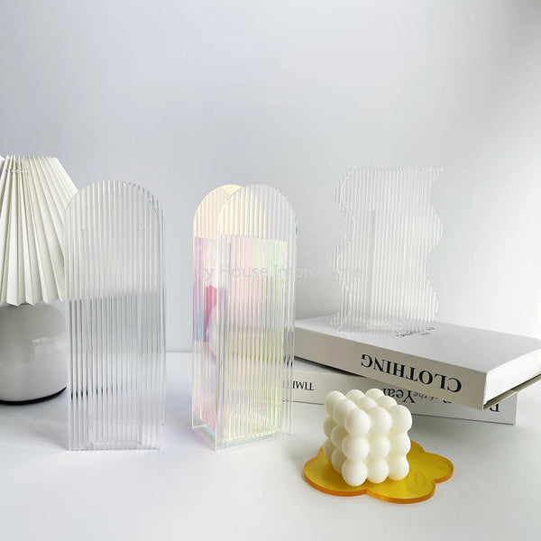 Clear acrylic vase variant A with dried pampas grass arrangement on table