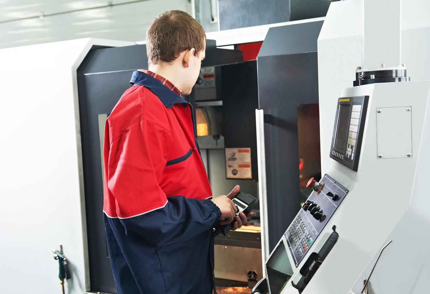 A skilled Beeplastic technician operating a state-of-the-art CNC machining center, a core part of our custom solutions for fabricating high-precision plastic parts.