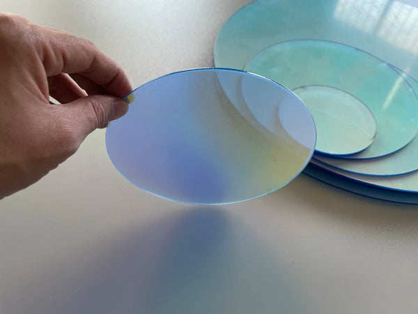 Demonstration of optimal viewing angles for dichroic color-changing effect